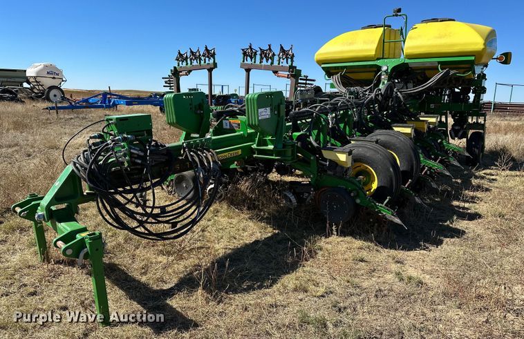 John Deere 1775NT  planter - DH1860