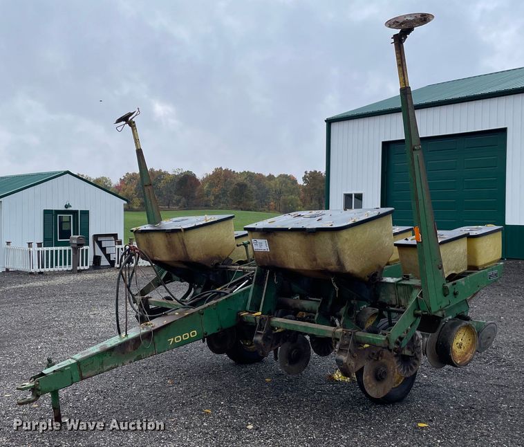 John Deere 7000  no-till planter - DP0102