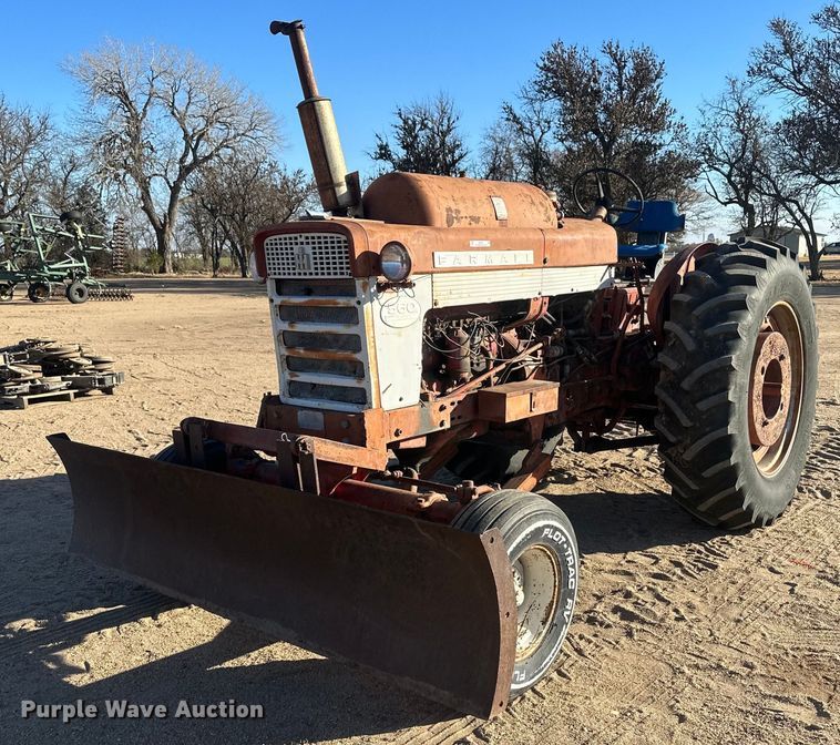 Farmall 560  tractor - IU9131