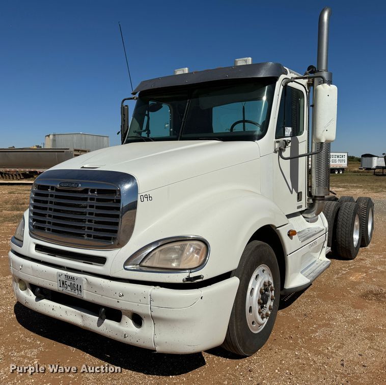 2005 Freightliner Columbia 120  semi truck - DK2571