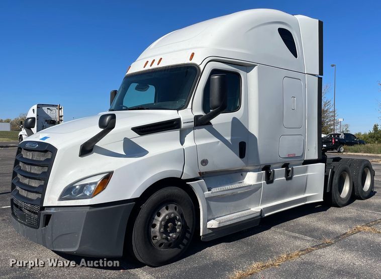 2018 Freightliner Cascadia 126  semi truck - GG9761