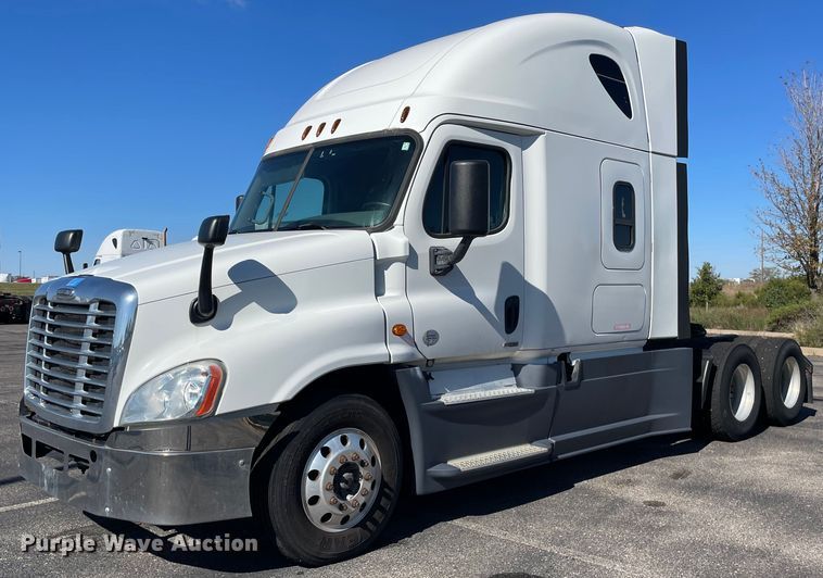 2015 Freightliner Cascadia Evolution 125  semi truck - GG9762