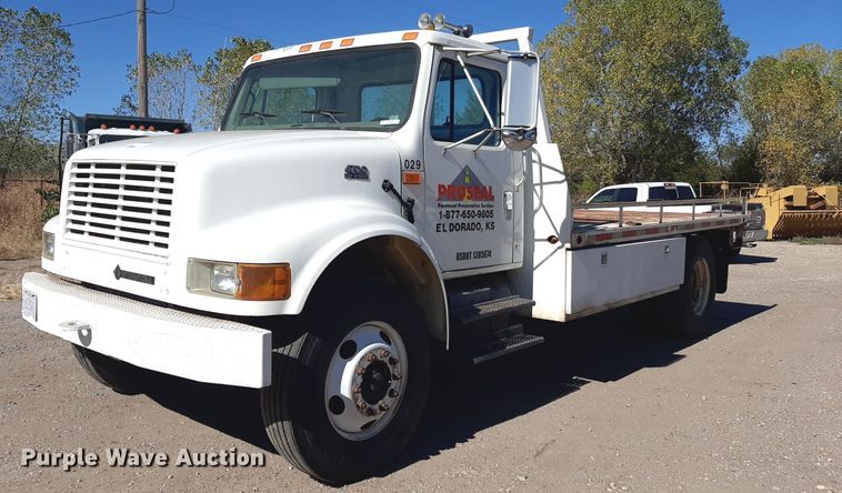 2001 International 4700  flatbed truck - KD9179