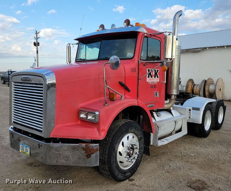 2000 Freightliner FLD112  semi truck - LO9899