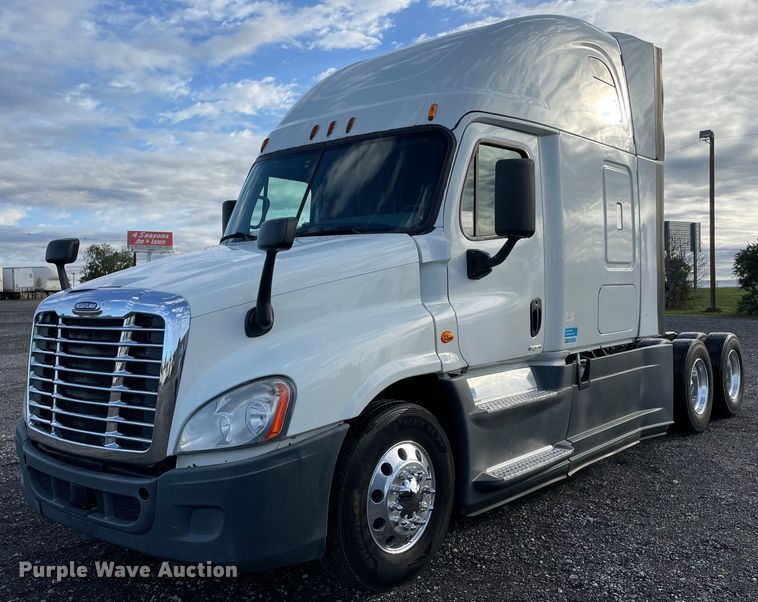 2015 Freightliner Cascadia Evolution  semi truck - LV9098