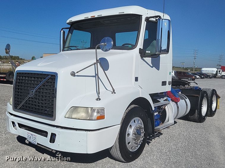 2011 Volvo VNM  semi truck - MI9805