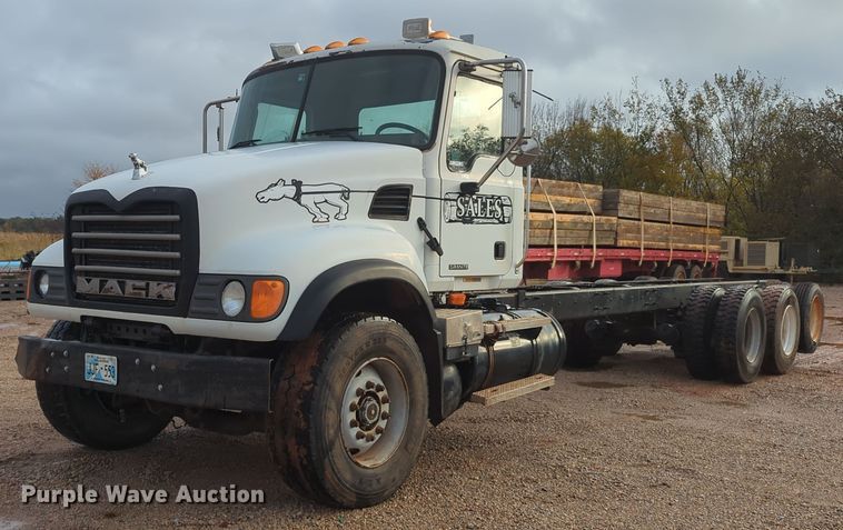 2003 Mack CV713  truck cab and chassis - MY9888
