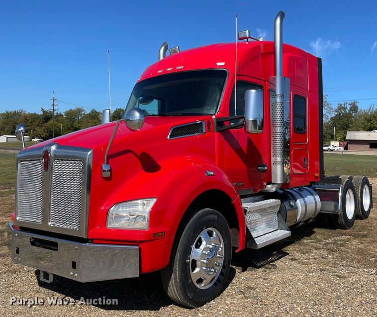 2020 Kenworth T880  semi truck - NA9679