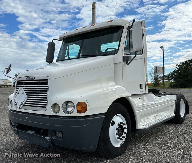 2002 Freightliner Century Class  semi truck - NQ9402