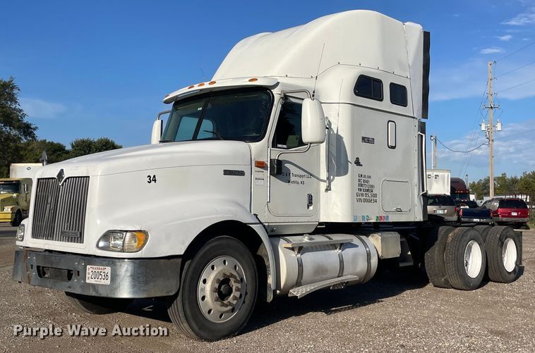 2001 International 9400i  semi truck - NX9872