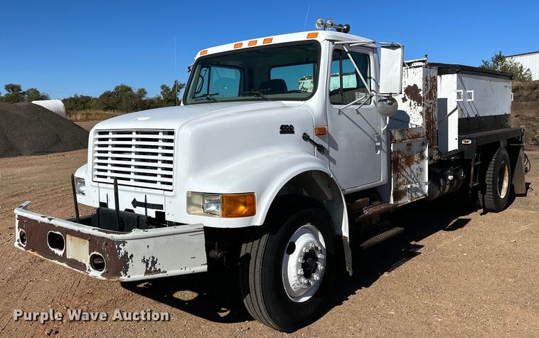 2000 International 4700  pothole patcher truck - DQ1495