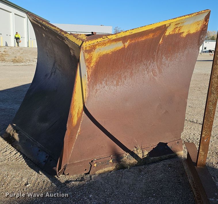 148" W V-plow - DS5693