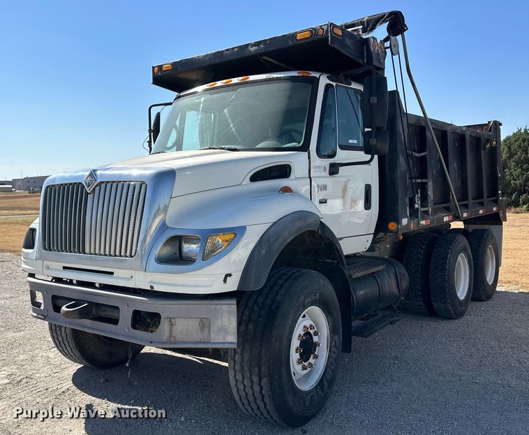 2005 International 7600  dump truck - IU9056