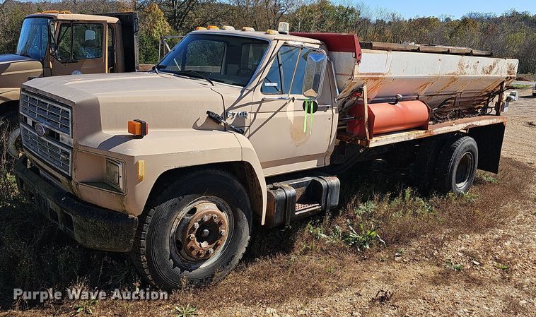 1987 Ford F700  manure spreader truck - NP9081