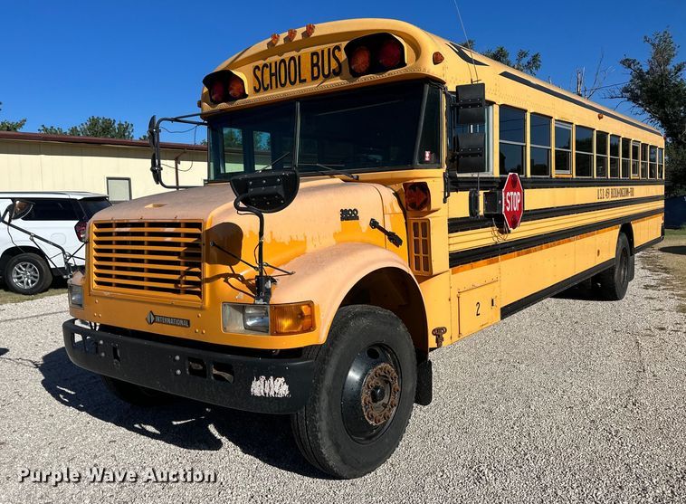 2000 International 3800  school bus - OC9454