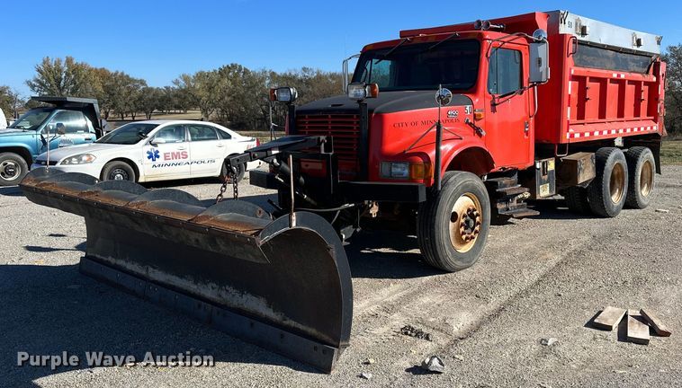 1999 International 4900  dump truck - OK9132