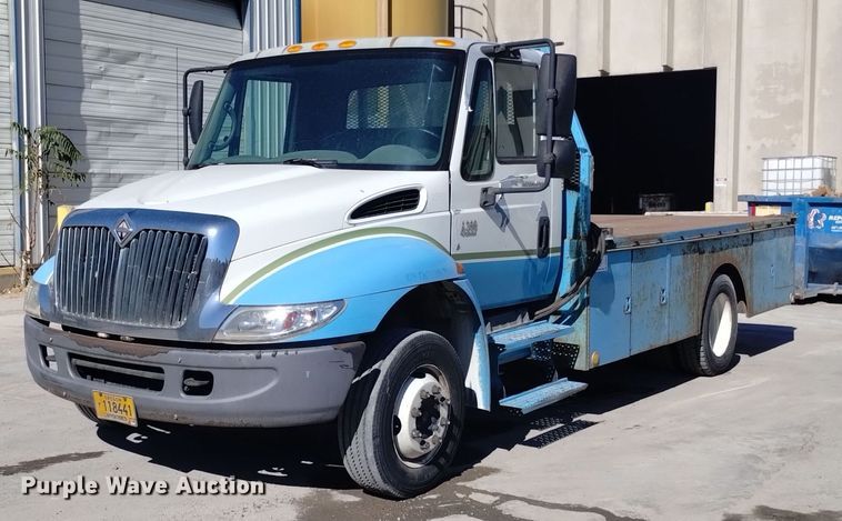 2004 International 4300  flatbed truck - DK8865