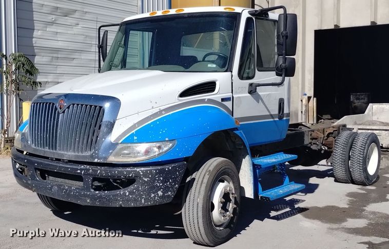 2012 International 4300  truck cab and chassis - DK8866