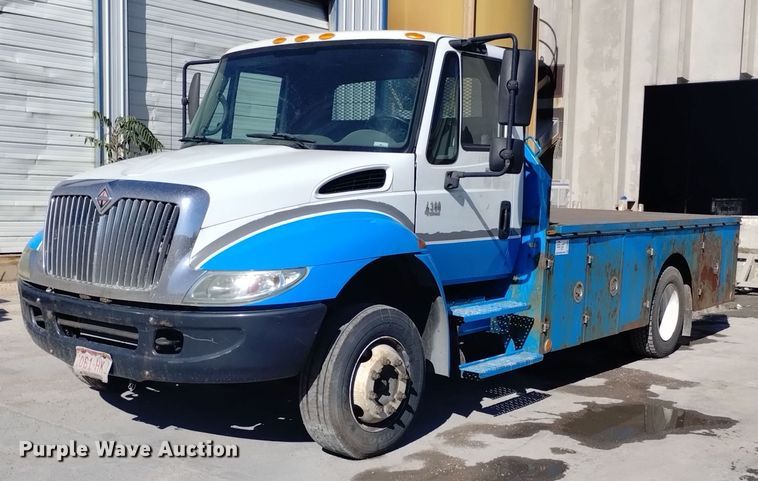 2004 International 4300  flatbed truck - DK8868