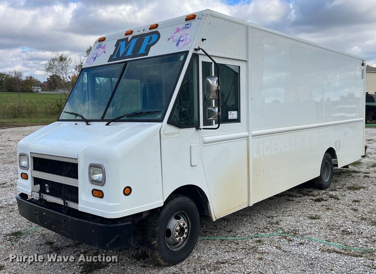 2005 Workhorse P42  box truck - DP2124