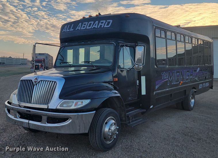 2000 International 3400  party bus - JG9633