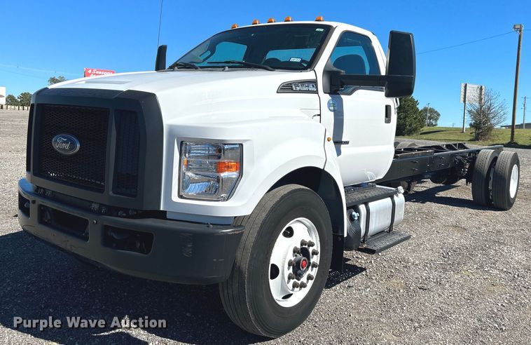 2017 Ford F750 Super Duty  truck cab and chassis - KH9543