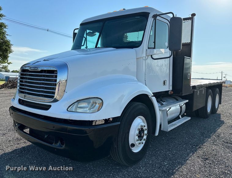 2007 Freightliner Columbia  flatbed truck - KW9199