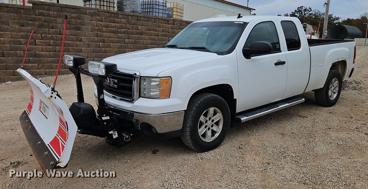 2010 GMC Sierra 1500 SLE  Ext. Cab pickup truck - LB9560