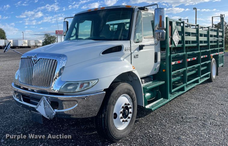 2005 International 4300  flatbed truck - LV9099
