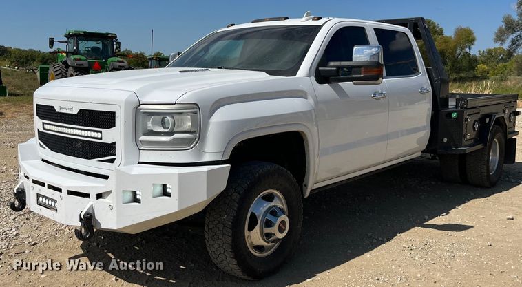 2016 GMC Sierra 3500HD Denali  Crew Cab flatbed pickup truck - MG9487