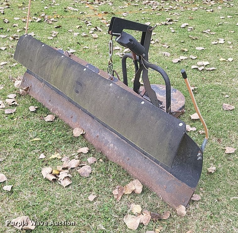 Kubota  6' W snow plow - MI9818