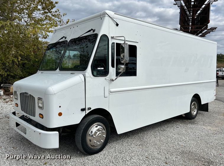 2011 Freightliner MT45  delivery truck - NQ9910