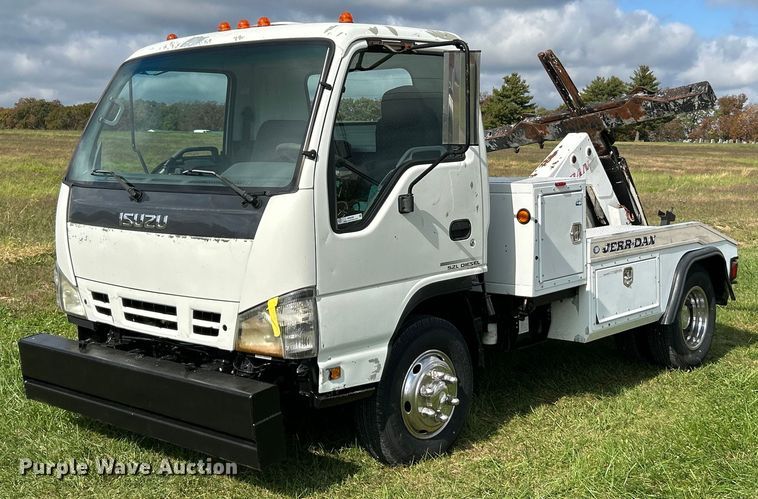 2006 Isuzu NPR  tow truck - NR9305