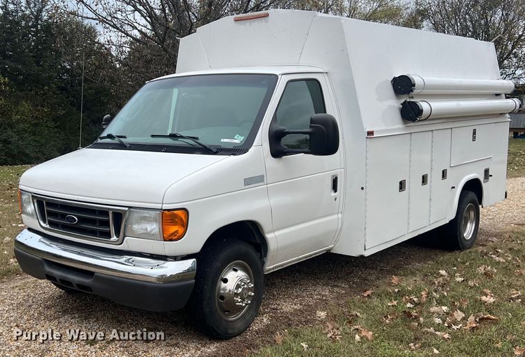 2006 Ford E450 Super Duty  utility van - OA9053