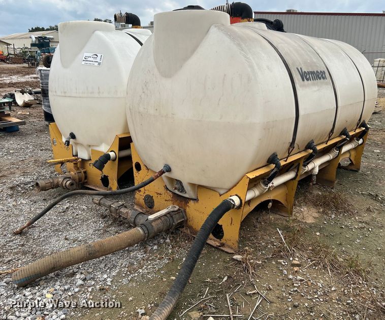 (2) fluid mixing system poly tanks - DJ6408