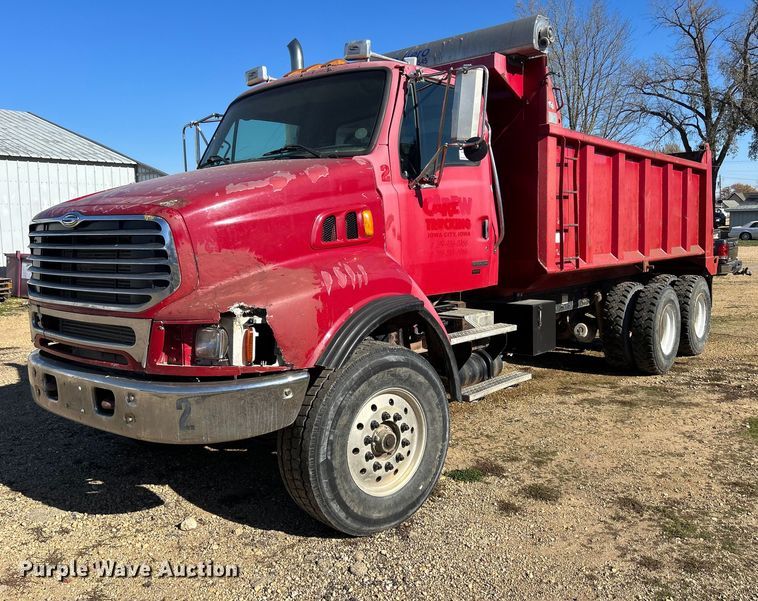 2005 Sterling L8500  dump truck - DQ1032