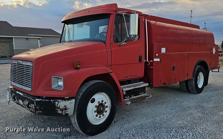 1999 Freightliner FL70  fuel truck - DS5640