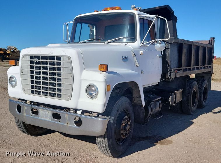 1982 Ford LT8000  dump truck - JG9737