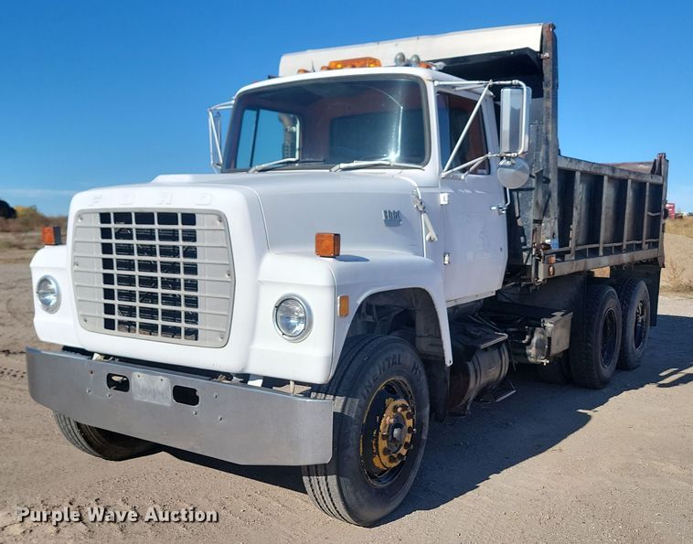 1982 Ford LT8000  dump truck - JG9738