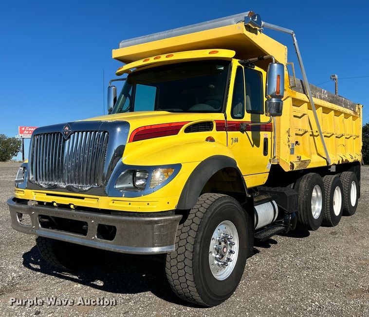 2004 International 7600  dump truck - KH9550