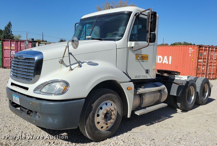 2005 Freightliner Columbia  semi truck - LO9828