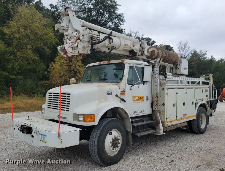 2001 International 4800  digger derrick truck - LO9831