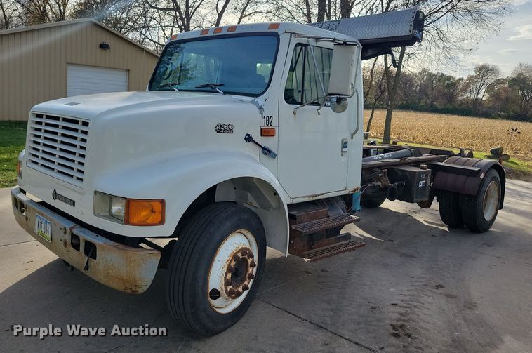 1998 International 4700  hook lift truck - LO9950