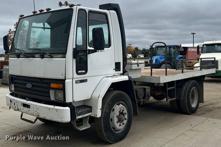 1986  Ford CF6000  flatbed truck - MQ9510