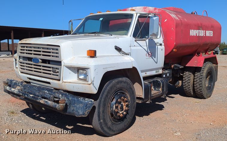 1990 Ford F700  water truck - MX9469