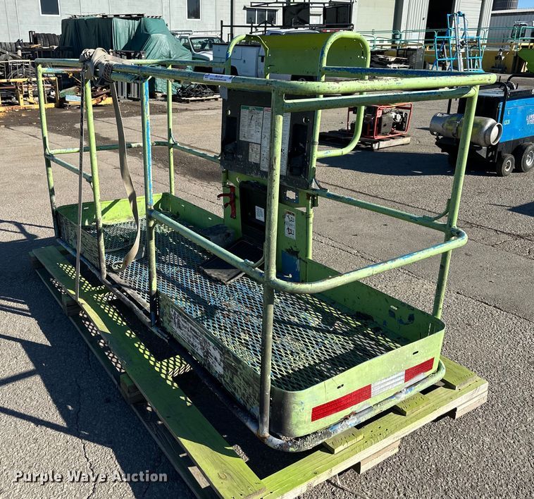 JLG lift basket - NL9130