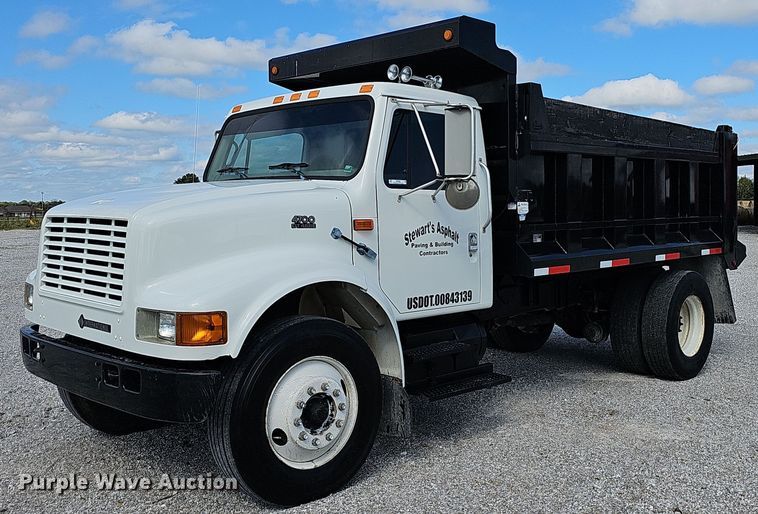 1999 International 4700  dump truck - NP9002