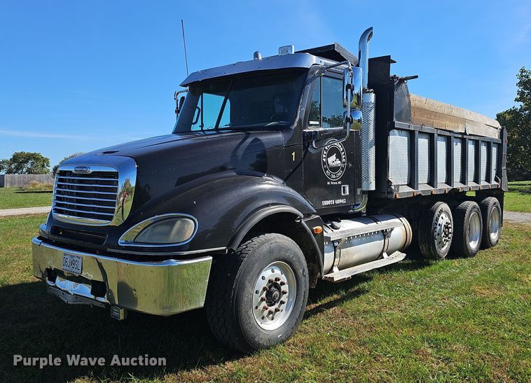 2005 Freightliner Columbia  dump truck - NP9025