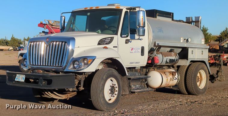 2009 International 7300  oil distributor truck - OL9047