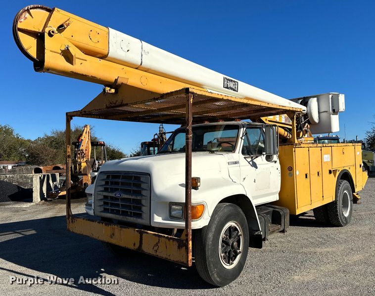 1995 Ford F800  bucket truck - NQ9548